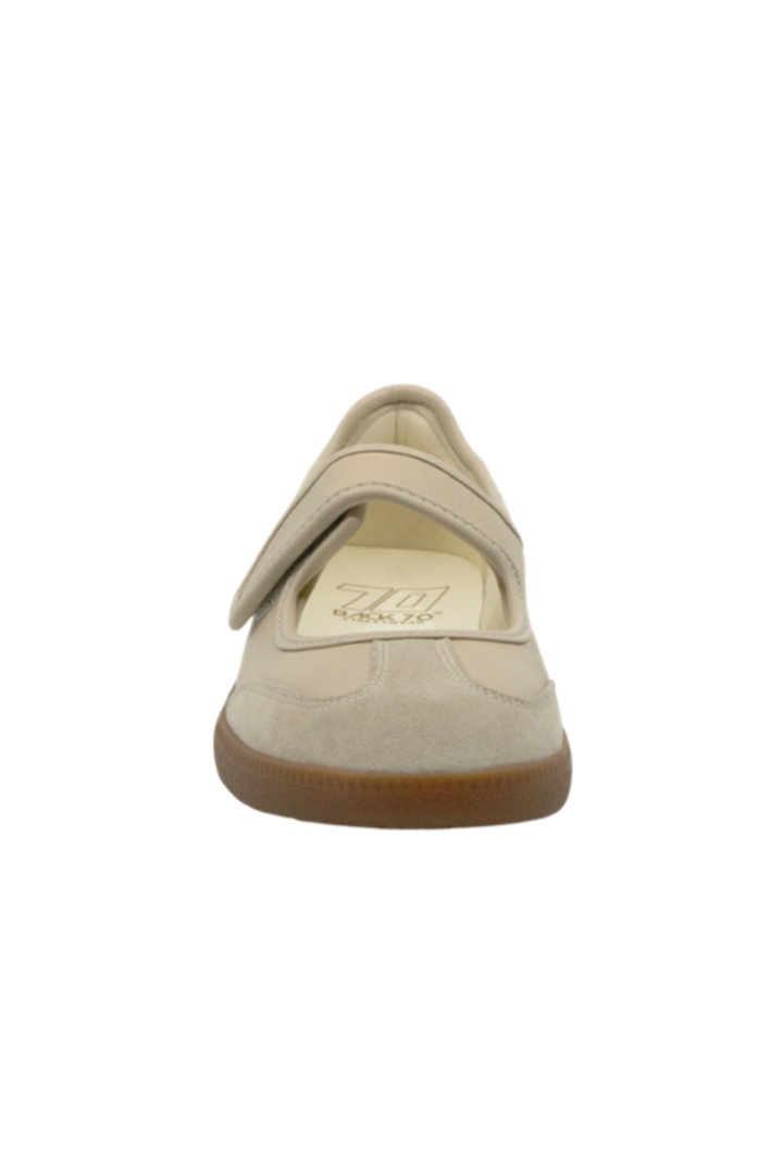 Back 70 Aya Sneaker