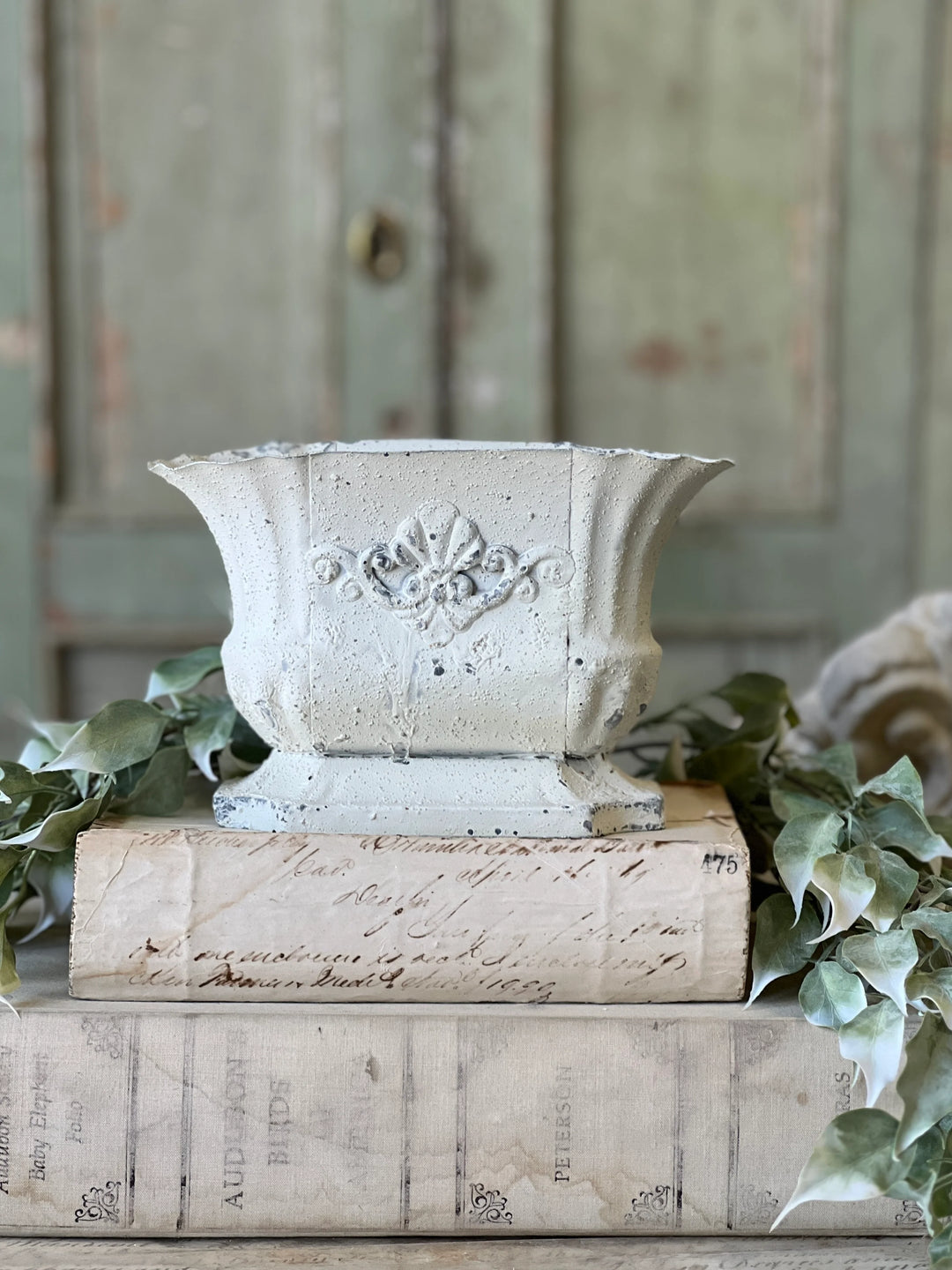 Duchess Distressed Planter