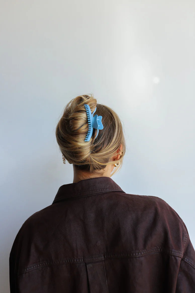 Kaxi Wavy Midi Hold Everything Claw