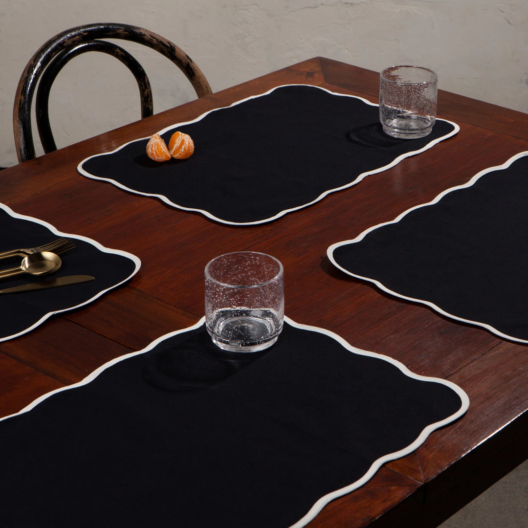 Black Scalloped Florence Placemat