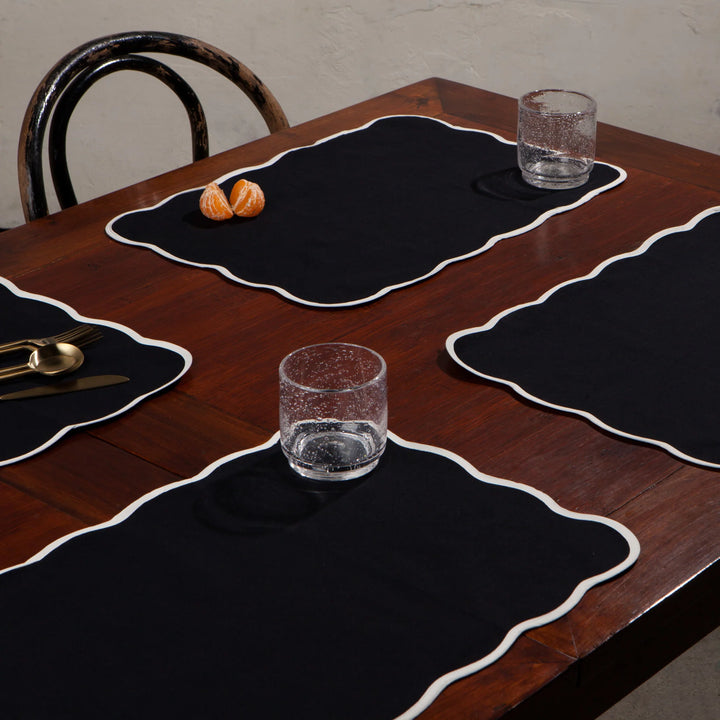 Black Scalloped Florence Placemat