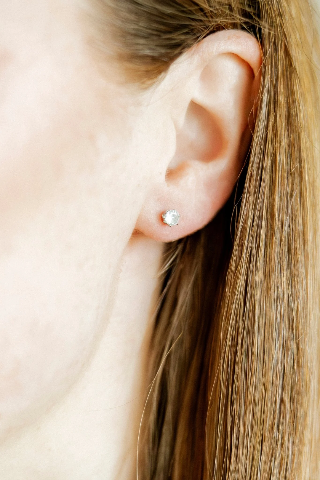 Linny Co Helen Screwback Stud Earrings