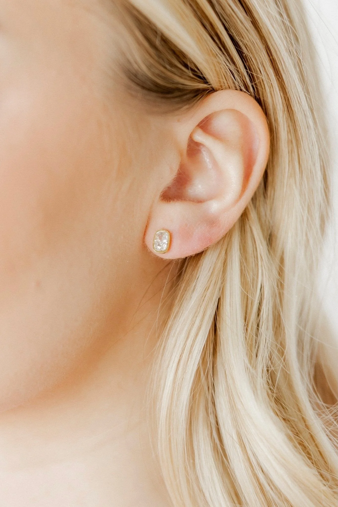 Linny Co Kay Screwback Stud Earrings