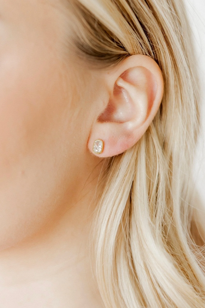 Linny Co Kay Screwback Stud Earrings
